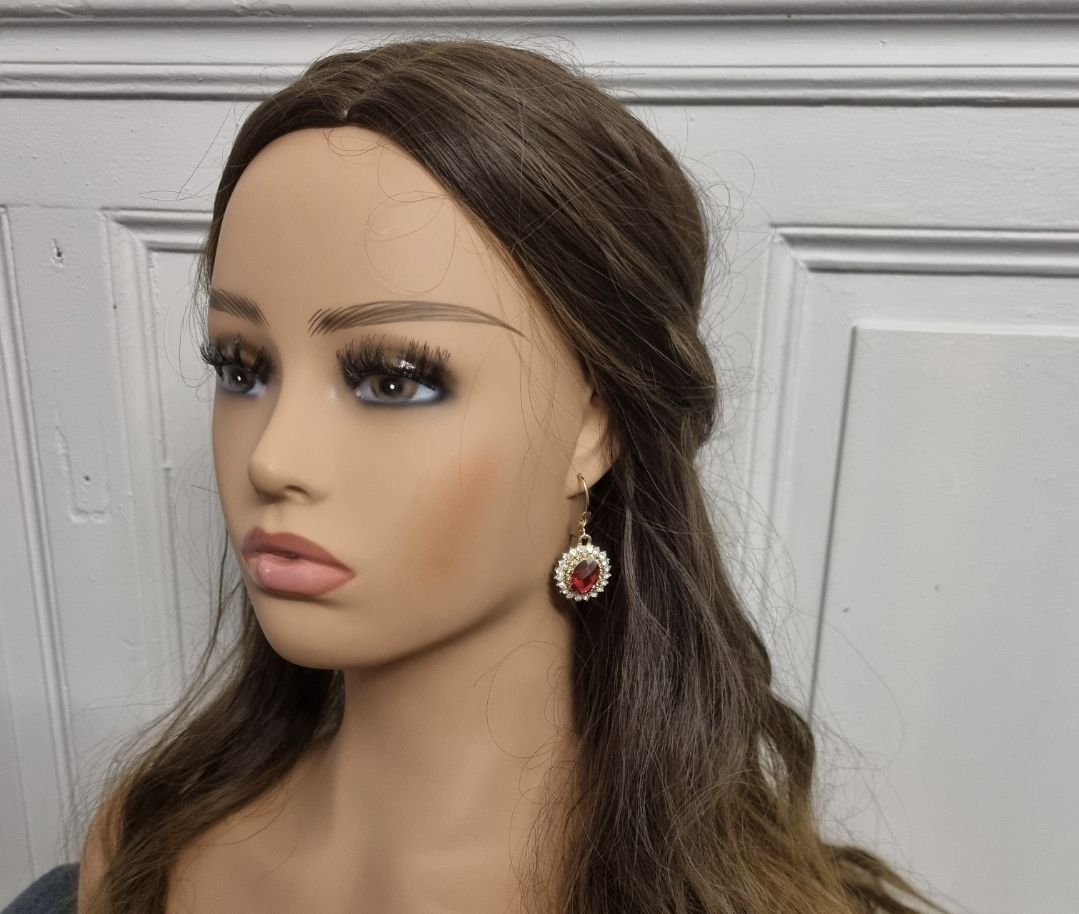 Boucles d'oreilles dorées avec pierre rouge ovale et strass Boucles d'oreilles dorées avec pierre rouge ovale et strass