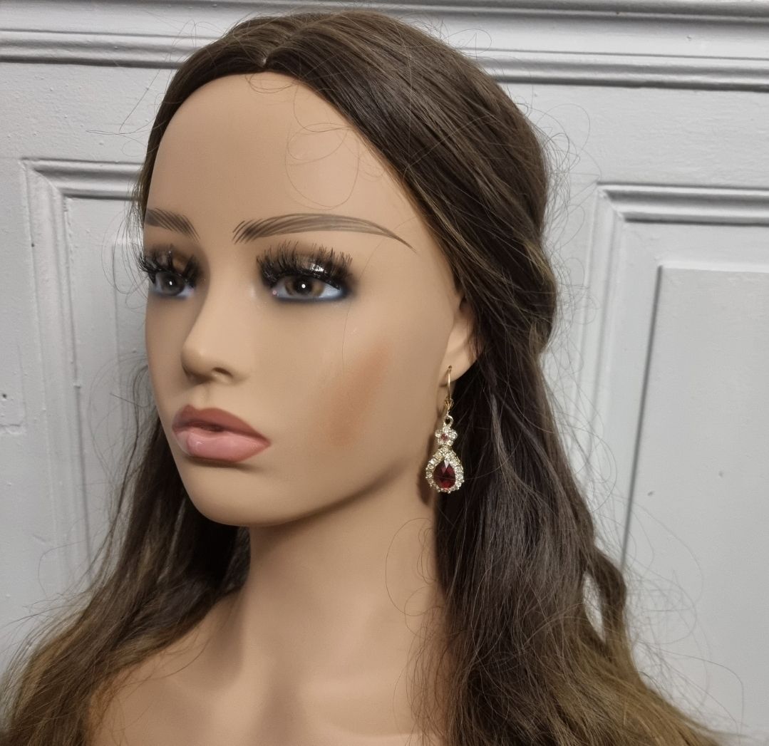 Boucles d'oreilles dorées avec pierres rouges et strass scintillants Boucles d'oreilles dorées avec pierres rouges et strass scintillants