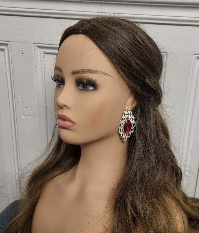 Boucles d'oreilles dorées avec pierre rouge et design ajouré