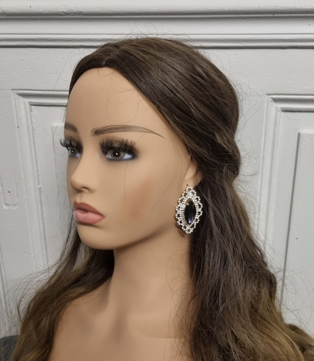 Boucles d'oreilles dorées avec pierre violet et design ajouré Boucles d'oreilles dorées avec pierre violet et design ajouré