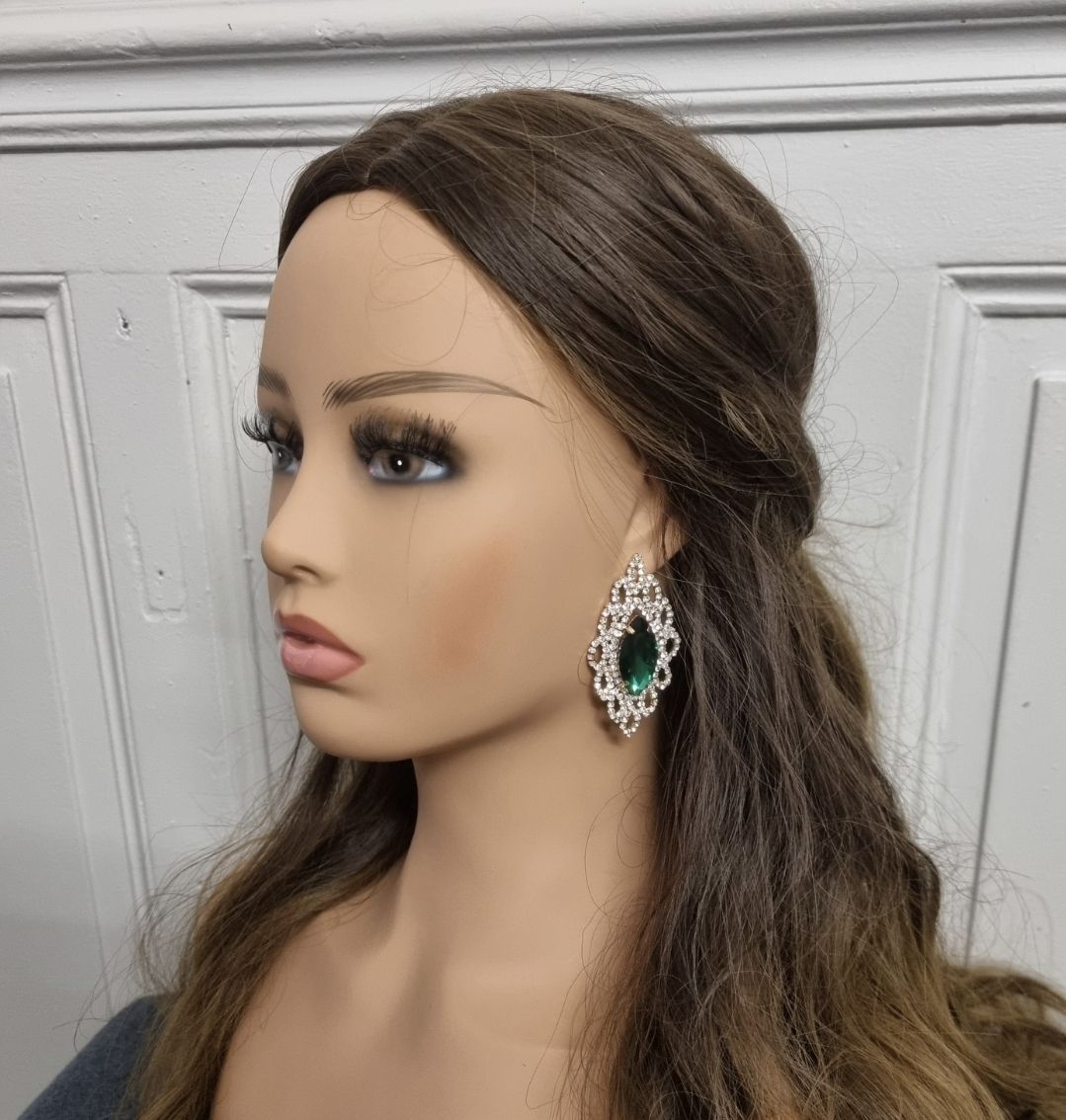 Boucles d'oreilles dorées avec pierre verte et design ajouré Boucles d'oreilles dorées avec pierre verte et design ajouré