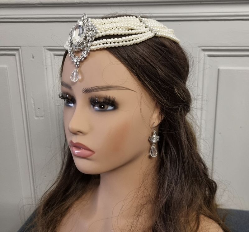 Parure de tête royale en perles et strass avec boucles assorties