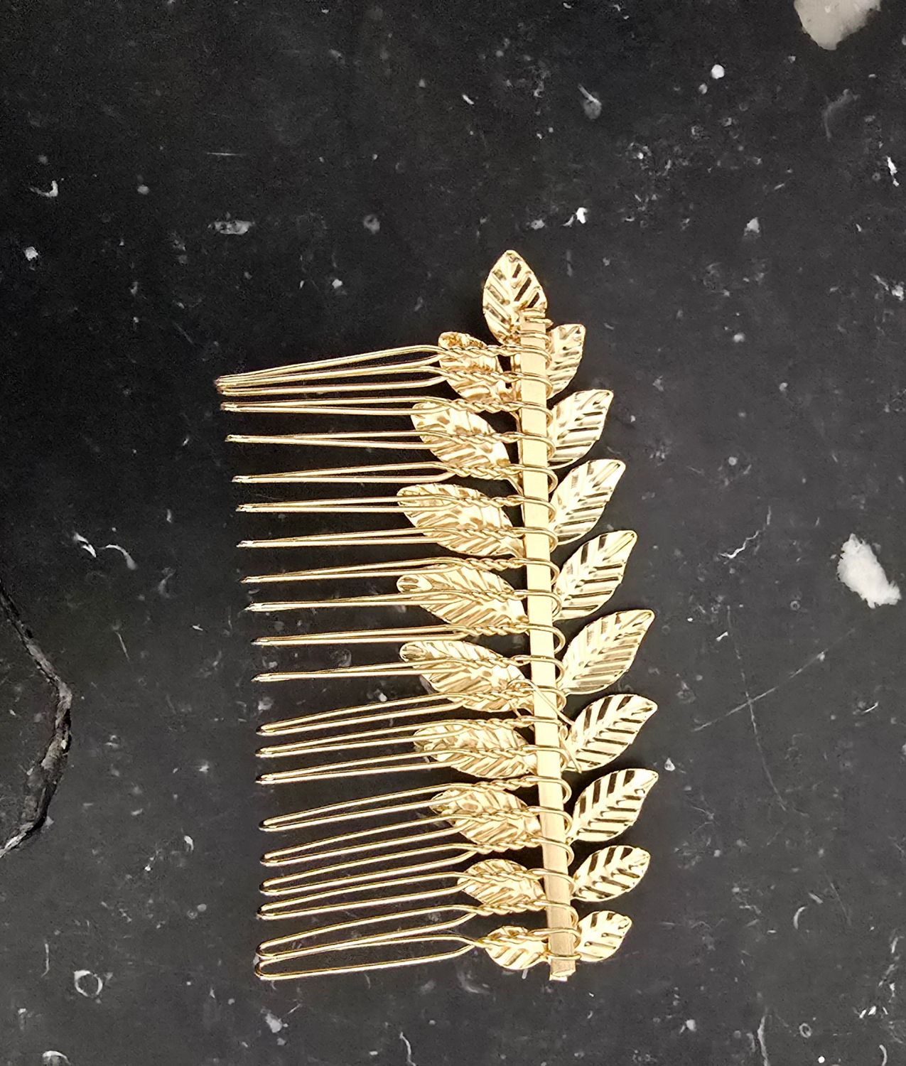 Peigne mariage en métal doré forme feuille