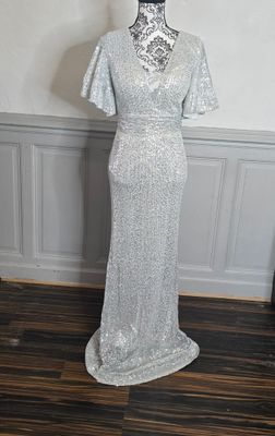 Robe longue argentée à sequins Manches papillon et décolleté plongeant