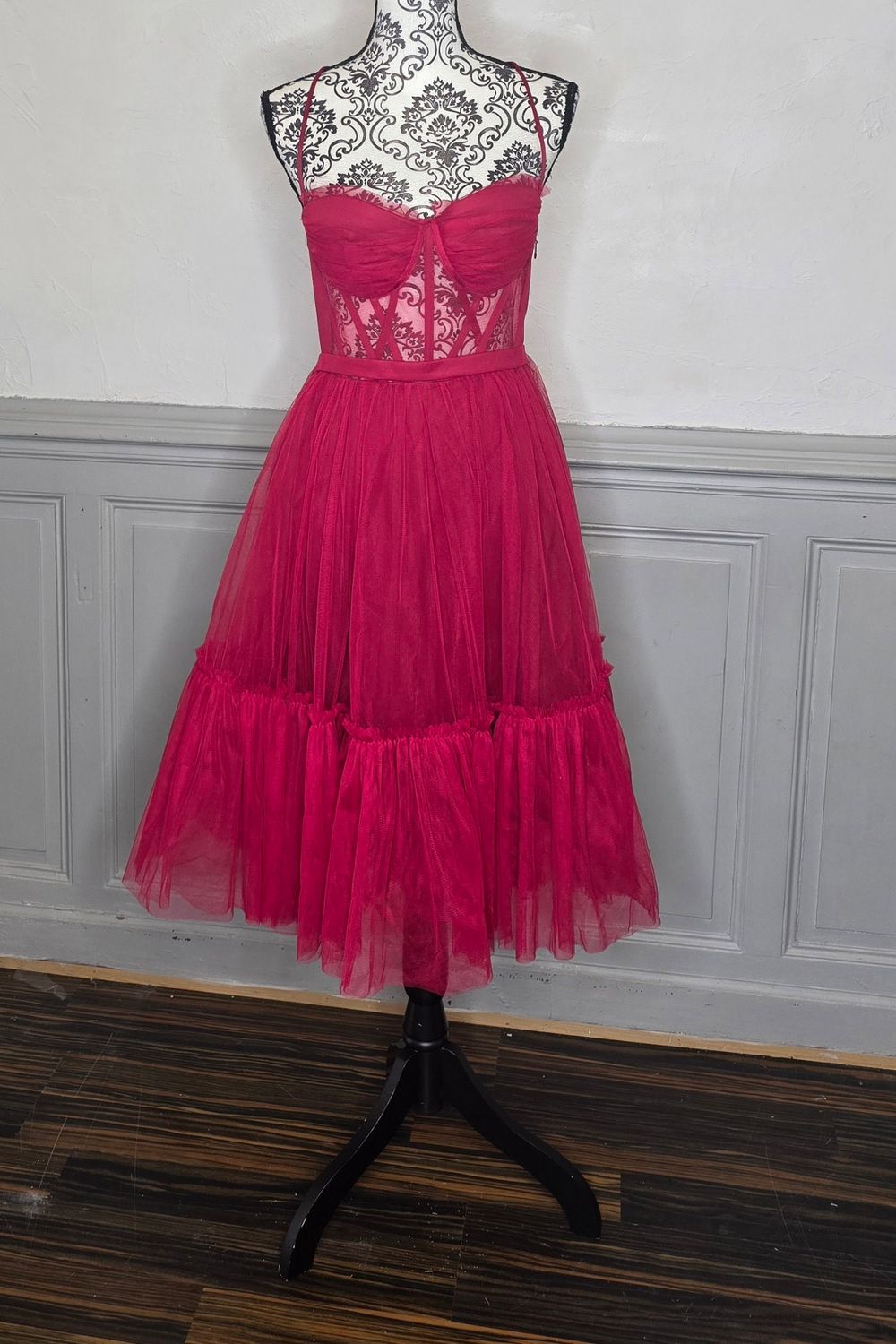 Robe midi en tulle framboise à bustier dentelle et bretelles croisées Robe midi en tulle framboise à bustier dentelle et bretelles croisées