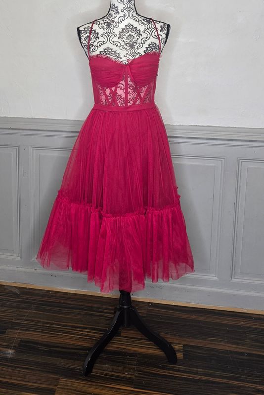 Robe midi en tulle framboise à bustier dentelle et bretelles croisées