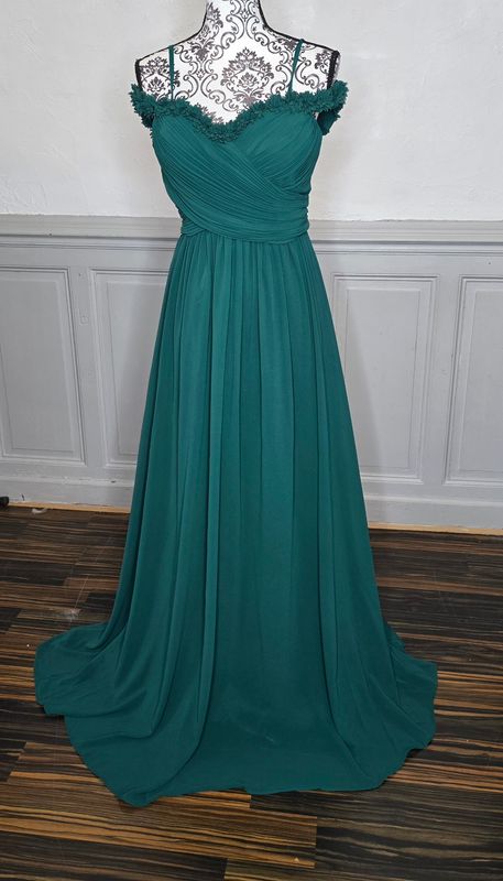 Robe longue vert emeraude épaules dénudées bretelle fleurie