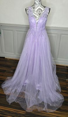 Robe longue lilas en tulle brodé décolleté plongeant et dos croisé Robe longue lilas en tulle brodé décolleté plongeant et dos croisé