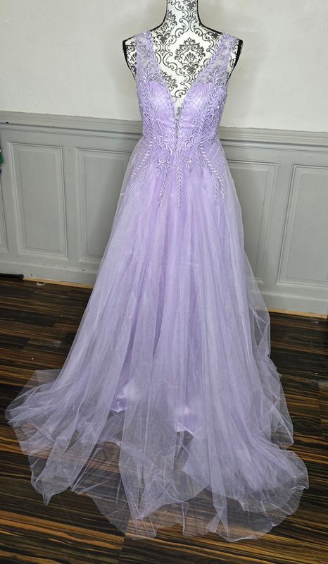 Robe longue lilas en tulle brodé décolleté plongeant et dos croisé