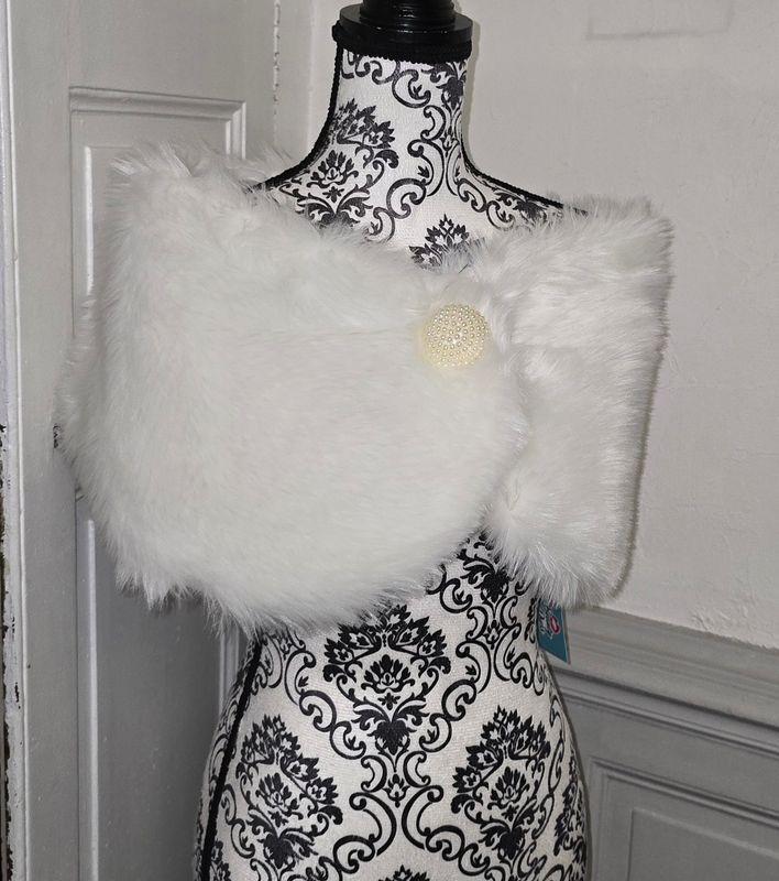 Étole blanche en fourrure mariage