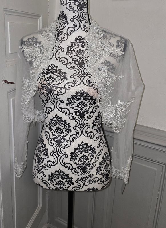 Boléro blanc mariage manche longue tulle et dentelle