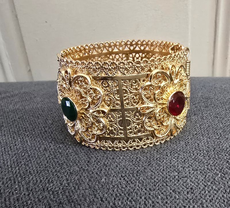 Bracelet manchette oriental motif filigrane pierre rouge et verte