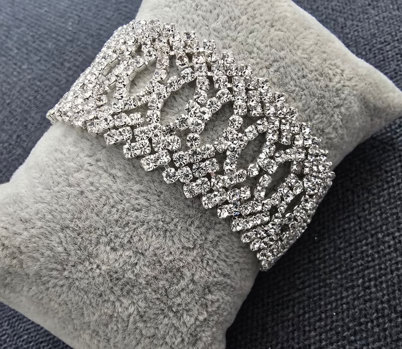 Bracelet argenté à strass effet maille tressée
