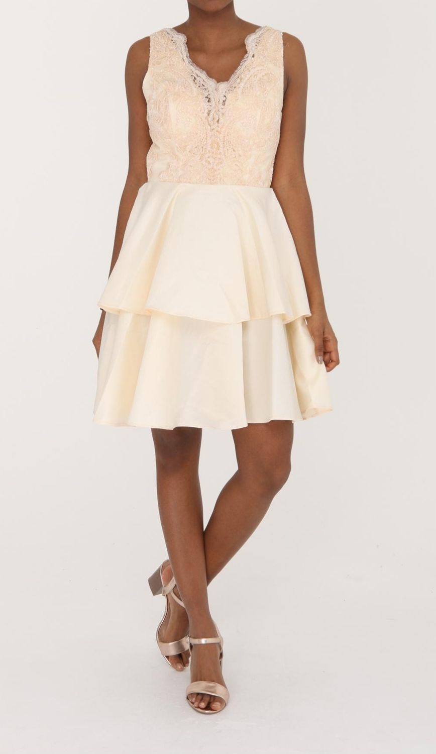 Robe ceremonie courte beige buste dentelle bas volanté Robe ceremonie courte beige buste dentelle bas volanté