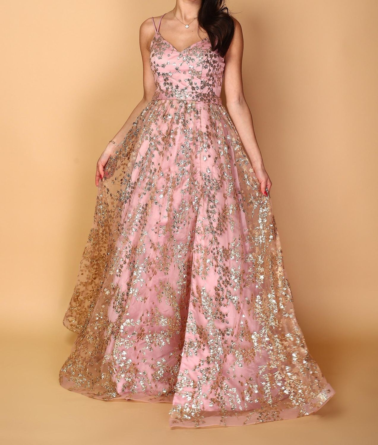 Robe ceremonie longue fendue vieux rose avec motif pailleté or Robe ceremonie longue fendue vieux rose avec motif pailleté or