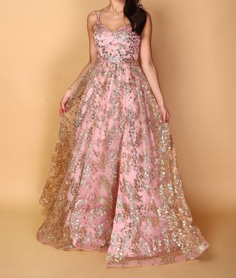 Robe ceremonie longue fendue vieux rose avec motif pailleté or Robe ceremonie longue fendue vieux rose avec motif pailleté or