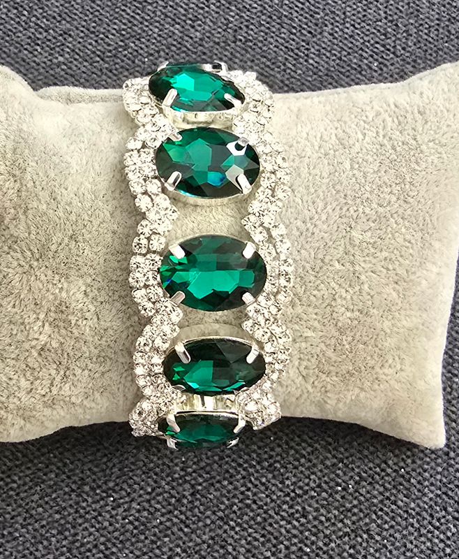 Bracelet argenté avec pierre verte ovale et petites pierres blanche