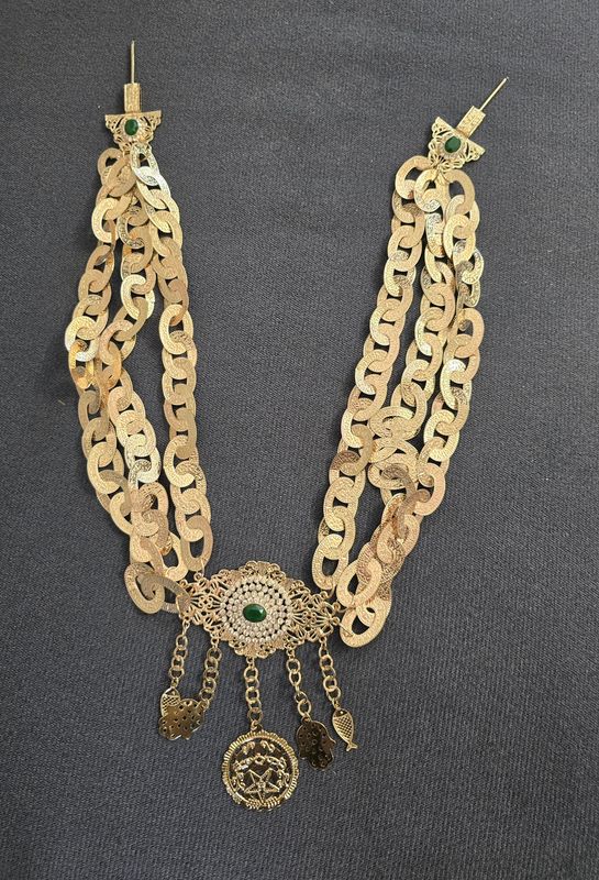 Bijou berbère chaoui doré avec pierre verte