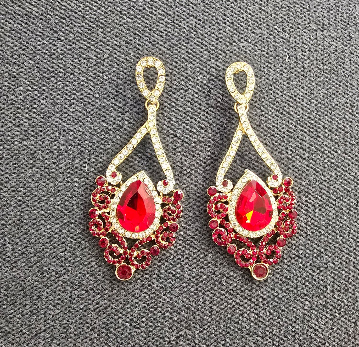 boucles dorées pendante doré mariage ou soirée pierre rouge et strass