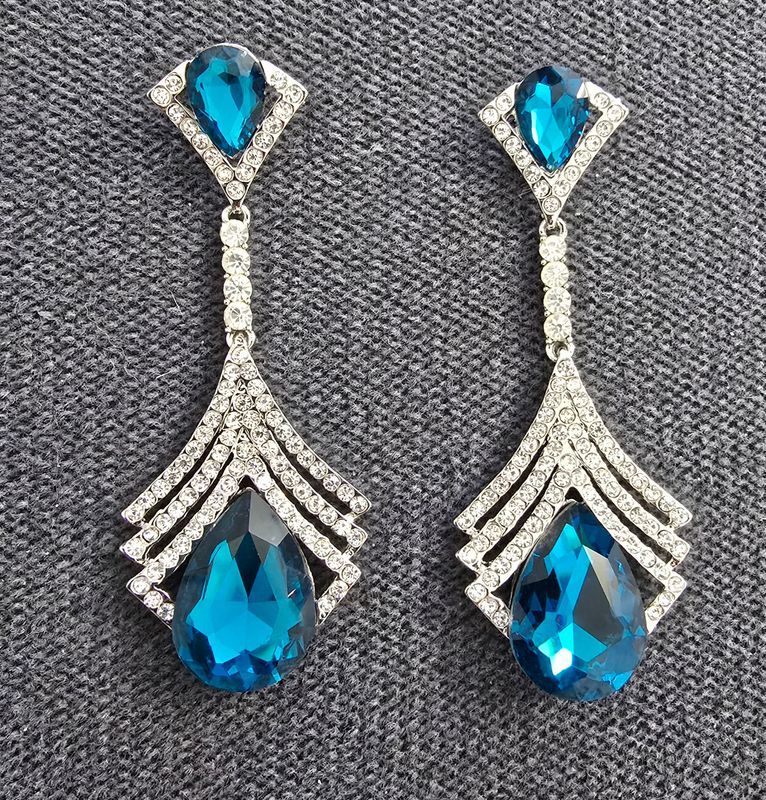 Boucles d’oreilles pendantes argentée avec pierres bleues turquoises et strass soiree