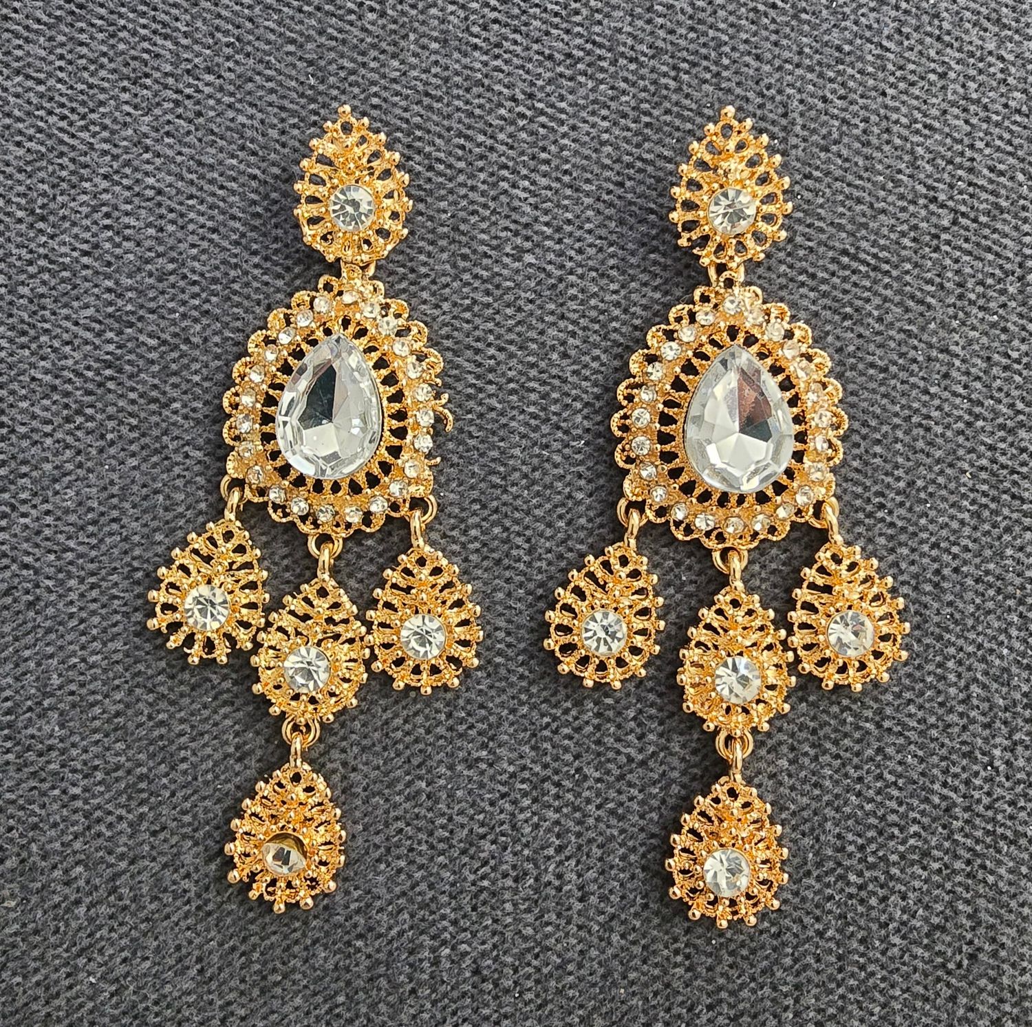 Boucles d’oreilles dorées style oriental modèle chandelier, pierres blanche