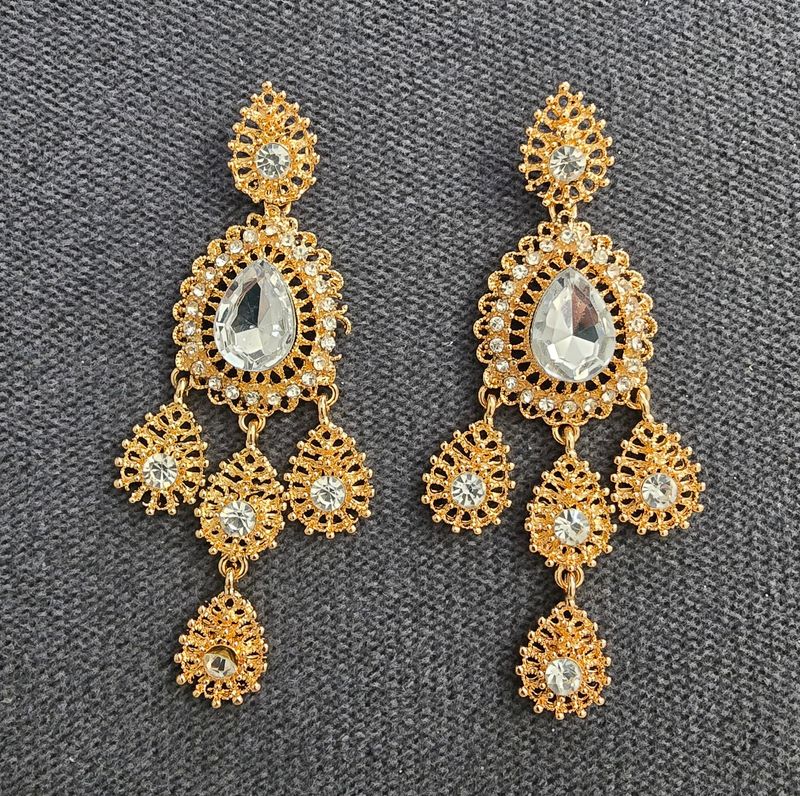 Boucles d’oreilles dorées style oriental modèle chandelier, pierres blanche