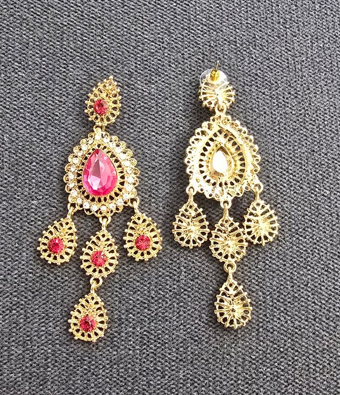 Boucles d’oreilles dorées style oriental modèle chandelier pierres rose