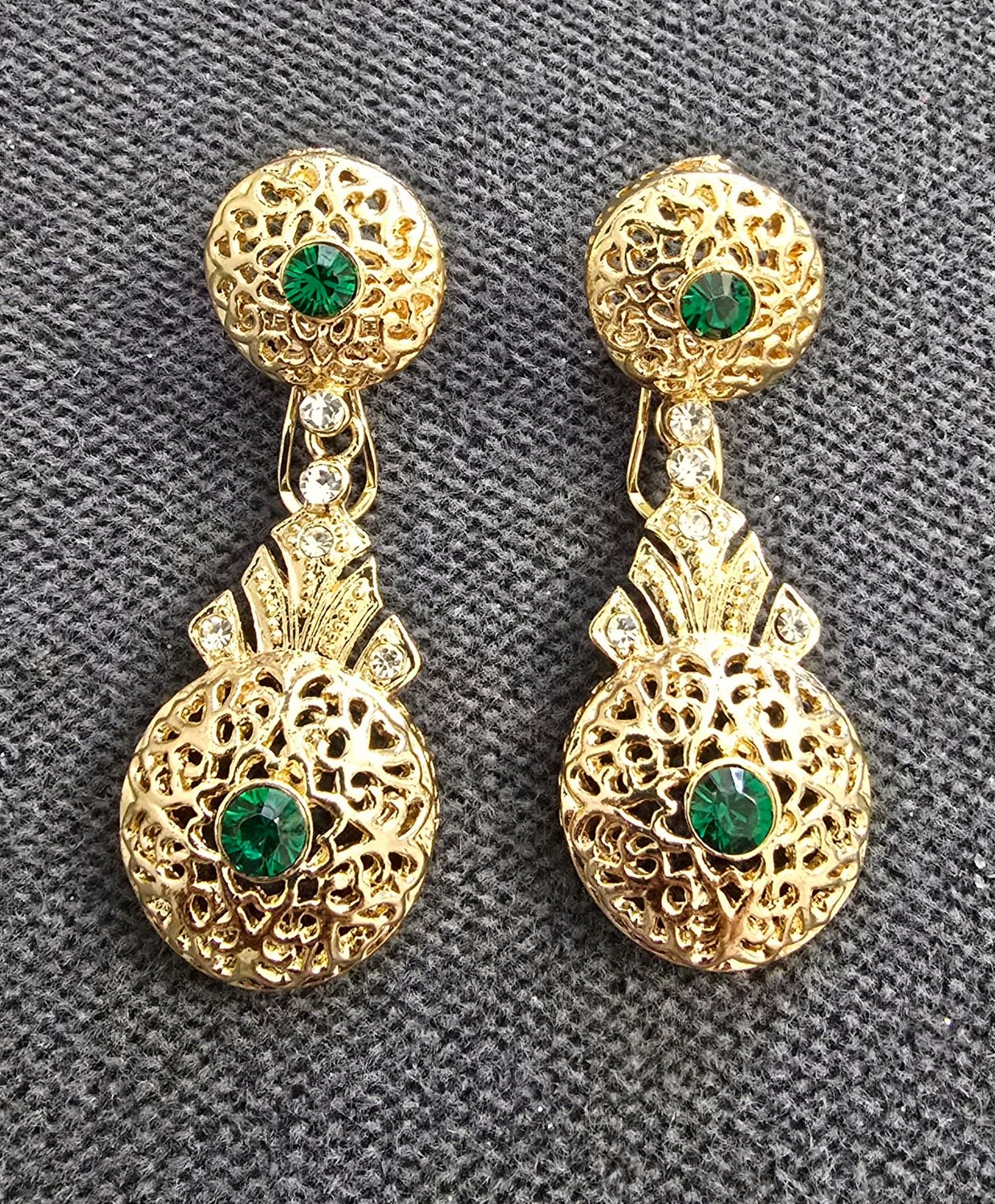 Boucles d’oreilles dorées orientales  filigrane et pierres vertes mariage soiree