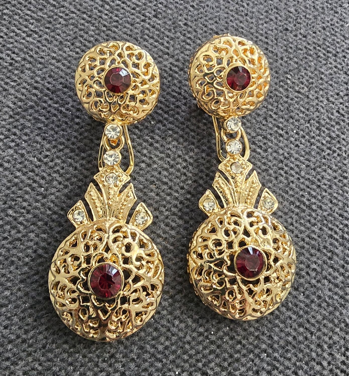 Boucles d’oreilles dorées orientales  filigrane et pierres rouges mariage soiree