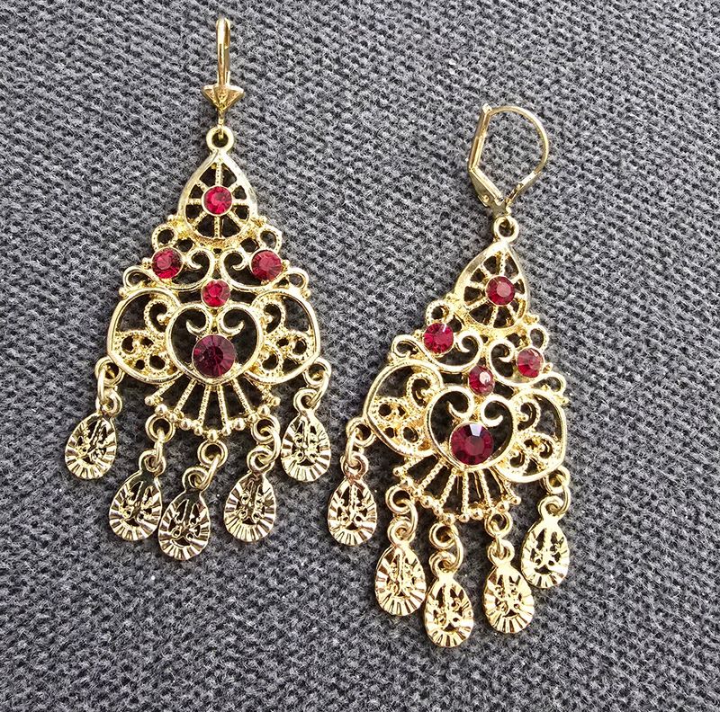 Boucles d’Oreilles Pendantes Dorées en Dentelle avec Pampilles et Cristaux rouge