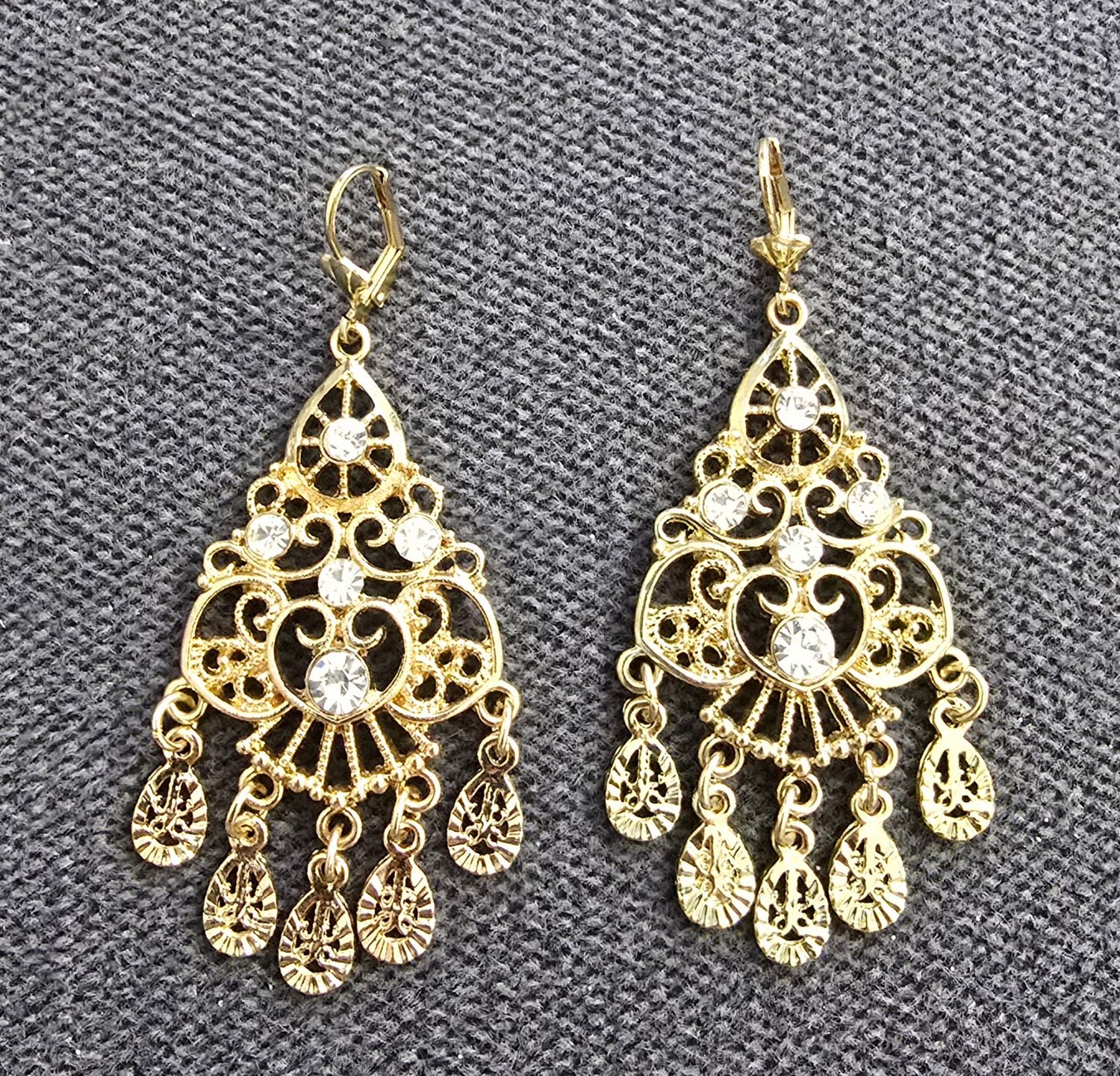 Boucles d’Oreilles Pendantes Dorées en Dentelle avec Pampilles et Cristaux blanc