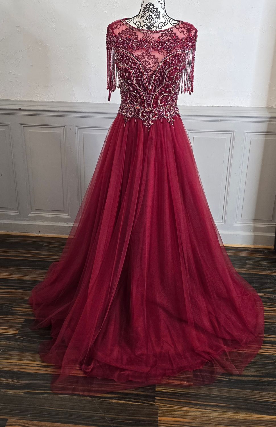Robe de soirée bordeaux bustier brodé perles et sequins manches à franges perlées Robe de soirée bordeaux bustier brodé perles et sequins manches à franges perlées