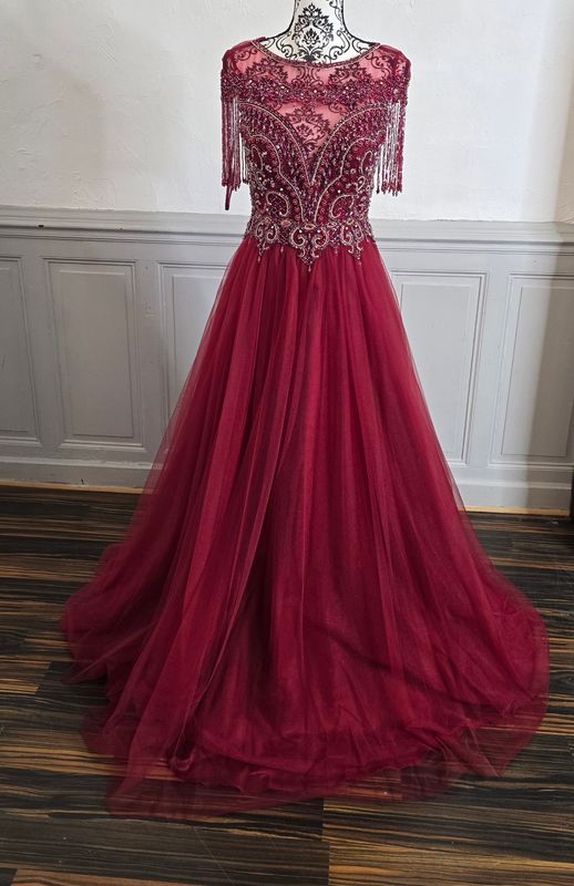 Robe de soirée bordeaux bustier brodé perles et sequins manches à franges perlées