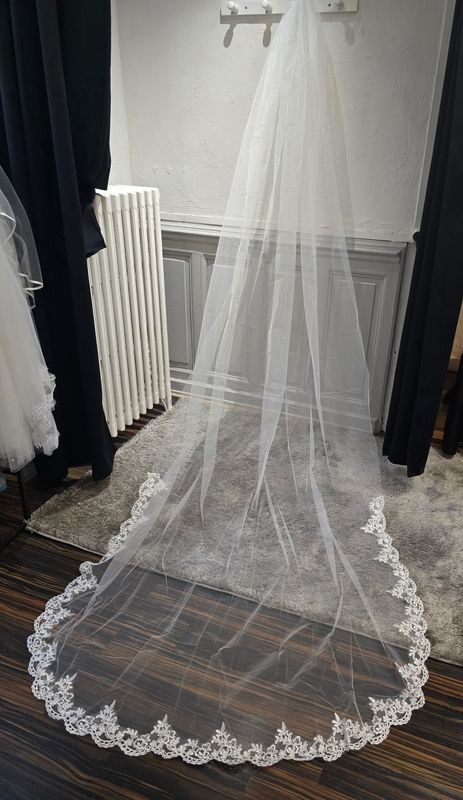Voile de mariée long en tulle avec dentelle 3 metres Voile de mariée long en tulle avec dentelle 3 metres