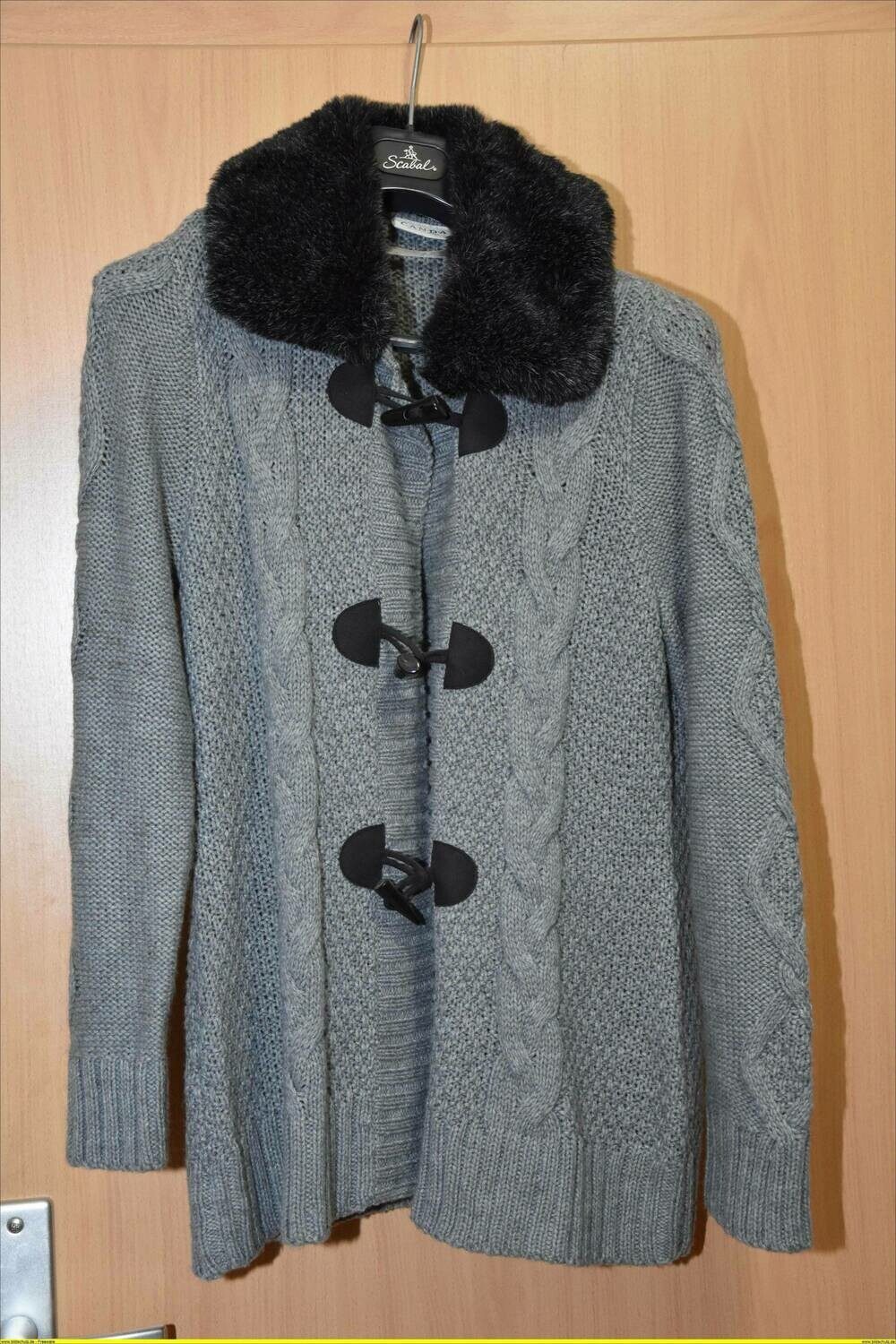 Damen Strickjacke mit Fellkragen, Gr. 40 / 42 Grau