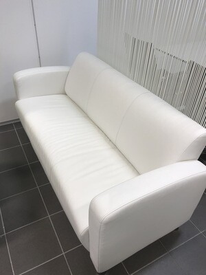 Sofa i hvite hud