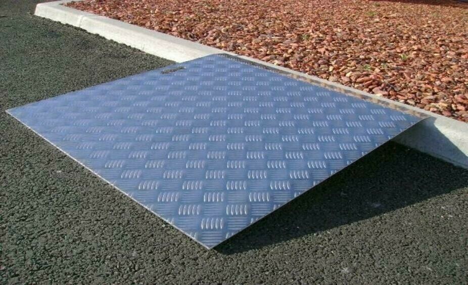 Rampe plate trottoir 300 kg Aluminium AIMg3 à damier, Matière: Aluminium damier EN 5754 AlMg3, Dimension: 800 x 740 x 5 mm