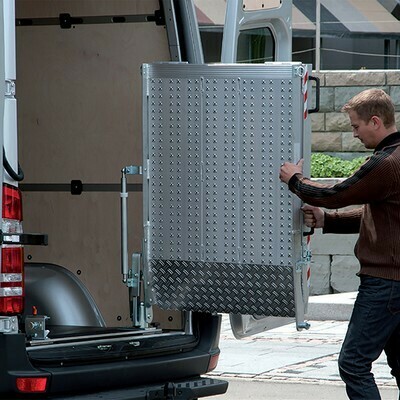 Rampe de chargement PMR pliable pivotante 180°