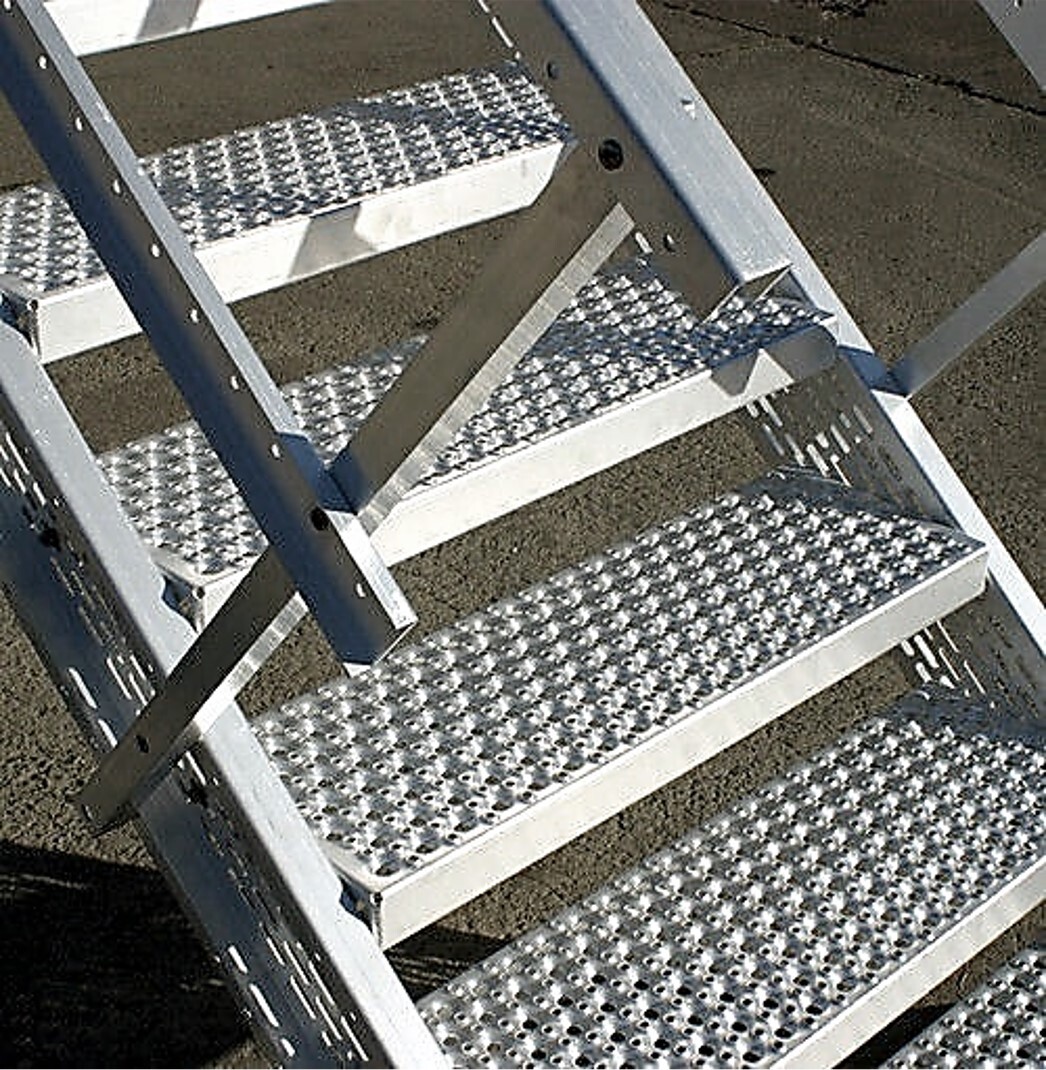 Marche escalier acier tôle à picots antidérapants galvanisée