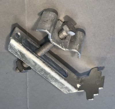 Attache cavalier 22-31 fixation caillebotis 30x19