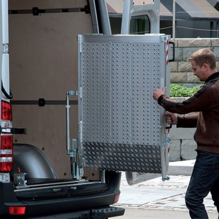 Rampe de chargement PMR pliable pivotante 180°