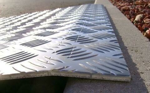 Rampe plate trottoir aluminium