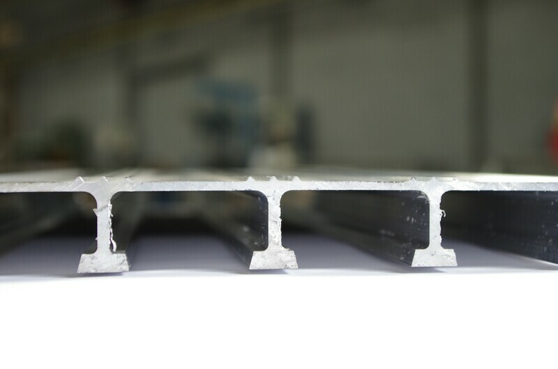 Profil tôle pleine nervurée aluminium