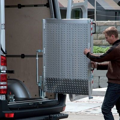 Rampe chargement alu pliable pivotante PMR