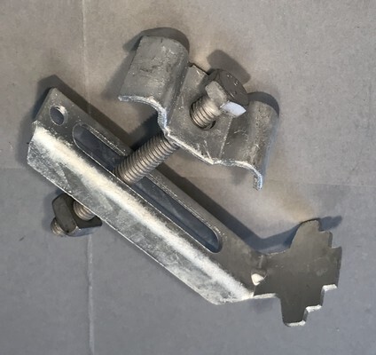 Attache cavalier 22-31 fixation caillebotis 30x19