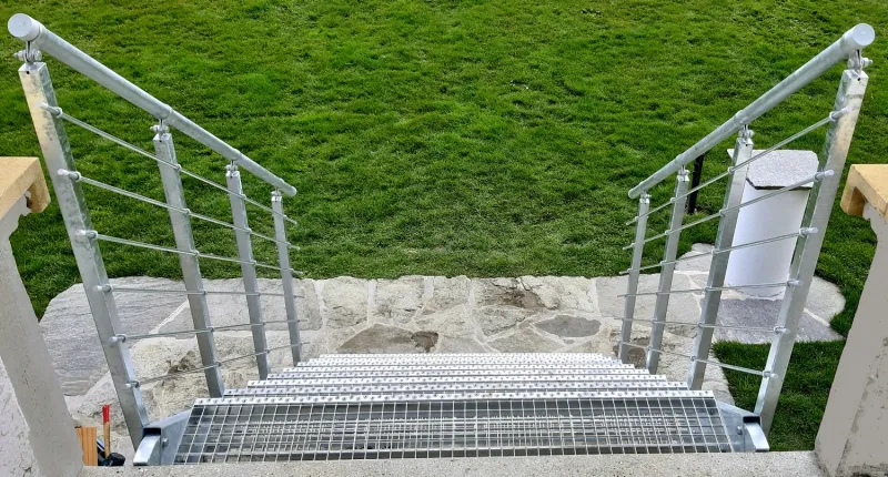 Marche 240 caillebotis acier pressé 30x30