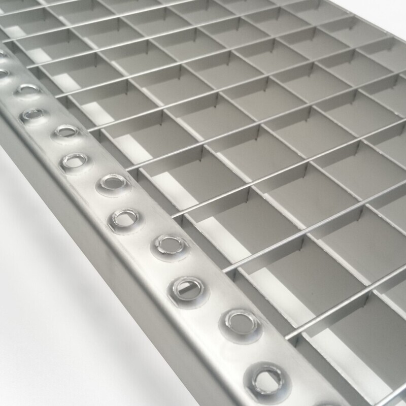 Marche cranter caillebotis pressé 30x30 inox