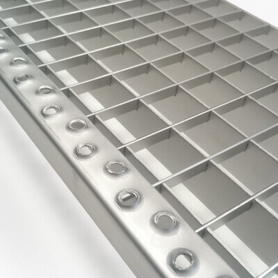 Marche cranter caillebotis pressé 30x30 inox