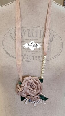 Neckpiece Roses & Large Pearls