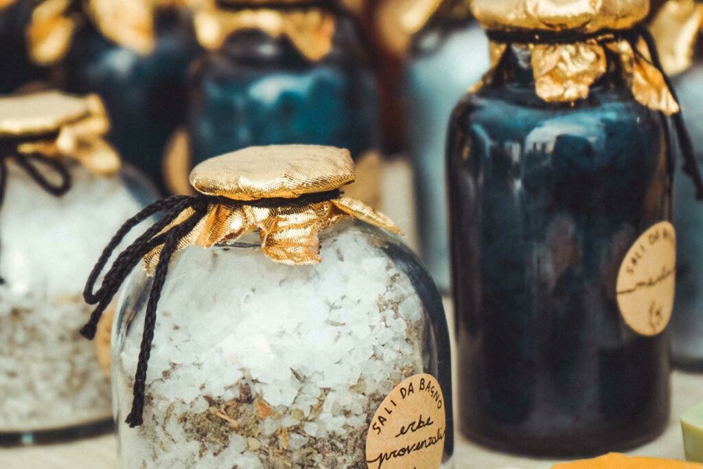 Sale aromatizzato - sale integrale, o.e. eucalipto, foglie di menta essiccata